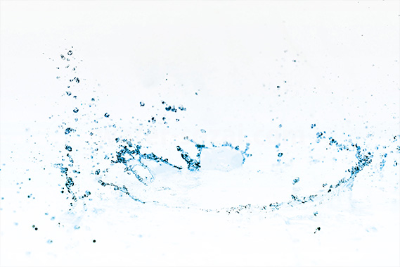 青に着色された水が弾ける写真 フォト素材 水のデザイン素材ダウンロードサイト 無料 商用可ダウンロード
